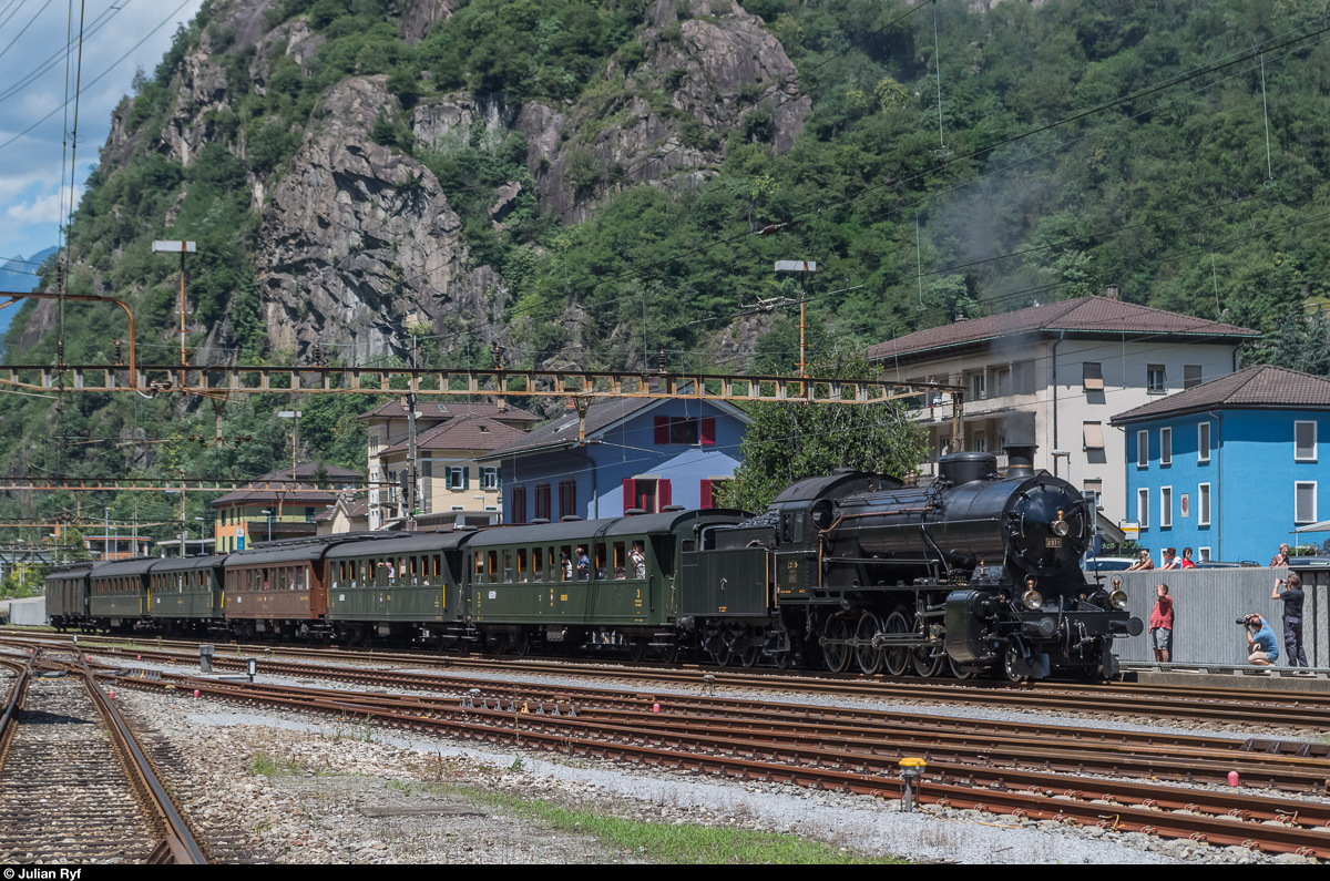 Dampf am Gotthard! Am 28. Juli 2016 fand eine vom Schweizer Fernsehen organisierte Dampffahrt über die Gotthardbahn statt. In Bodio musste eine mit ETCS ausgerüstete Vorspannlok angekuppelt werden, weshalb der Zug da einen Halt einlegte.