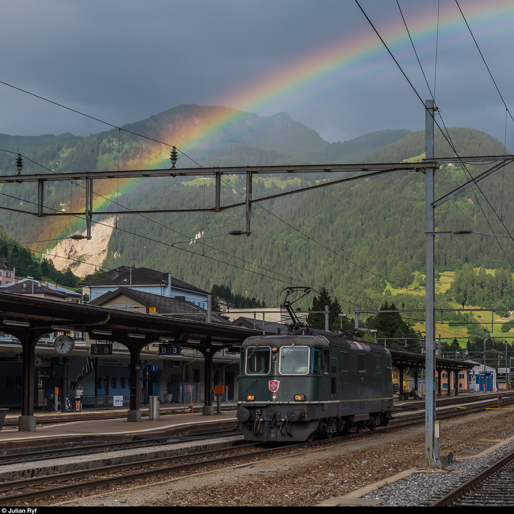 Dampf am Gotthard! Am 28. Juli 2016 fand eine vom Schweizer Fernsehen organisierte Dampffahrt über die Gotthardbahn statt. Die Re 4/4 II 11161 wartet am Abend in Airolo auf den Dampfzug, um diesen dann durch den Gotthardtunnel zu ziehen. Durch den leichten Nieselregen und die tiefstehende Sonne ergab sich eine einmalige Stimmung.