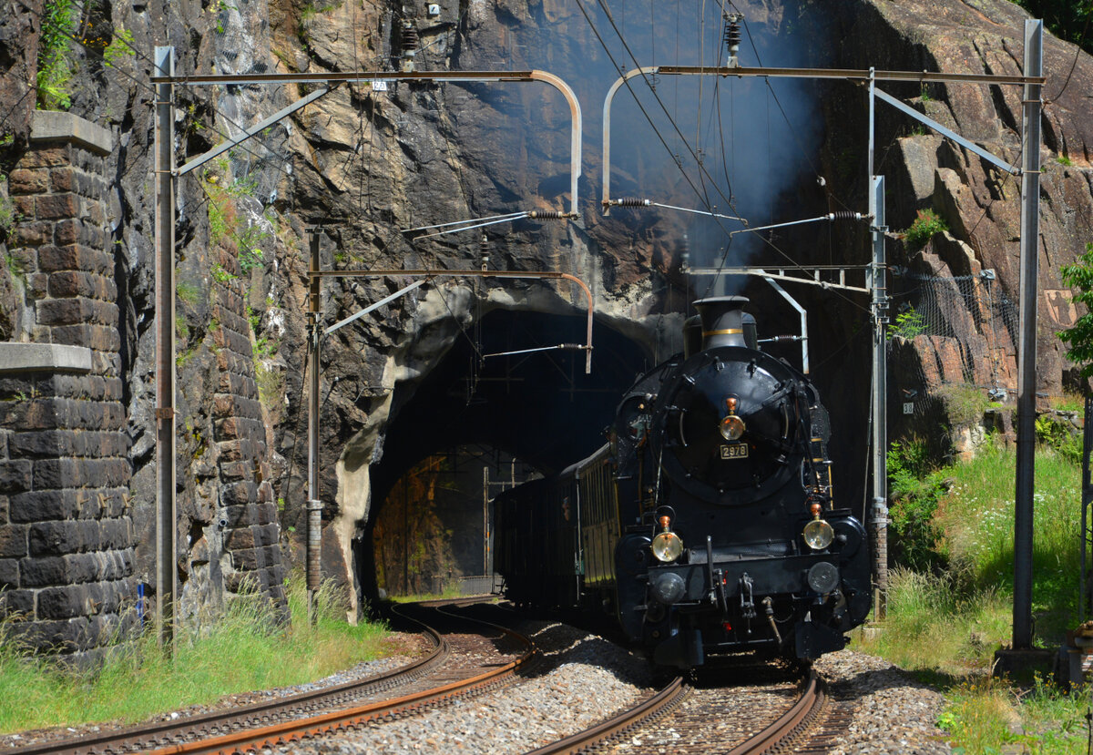 Dampf am Gotthard: Anlässlich des Baubeginns der Gotthard-Bahnstrecke vor 150 Jahren fand am 18. Juni 2022 eine historische Fahrt unter dem Motto „Dampf am Gotthard“ mit C 5/6 2978, genannt „Elefant“, über die Gotthard-Nordrampe statt. Hier kommt das Rüsseltier mit Volldampf aus dem 78 Meter langen Maienkreuztunnel geschossen. Eigentlich war an dieser Stelle eine Langsamfahrt geplant, die aber auf Grund einer leichten Verspätung leider nicht umgesetzt wurde.
