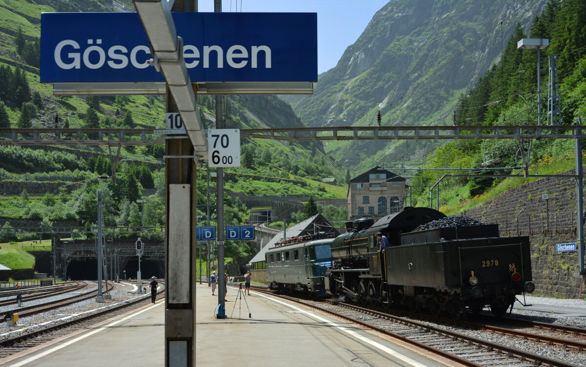 Dampf am Gotthard: Anlässlich des Baubeginns der Gotthard-Bahnstrecke vor 150 Jahren fand am 18. Juni 2022 eine historische Fahrt unter dem Motto „Dampf am Gotthard“ mit C 5/6 2978, genannt „Elefant“, über die Gotthard-Nordrampe statt. Nach dem Wasser fassen am funktionsfähigen Wasserkran am Gleis 1 in Göschenen, setzte sich die Elektrolok Ae 6/6 11411 vor die Dampflok und zog sie durch den rund 15 Kilometer langen Gotthard-Tunnel. Die Fahrt durch den Gotthard-Tunnel fand ohne Passagiere statt und war notwendig, um den „Elefant“ in Airolo auf der dortigen Drehscheibe für die Rückfahrt zu drehen. 