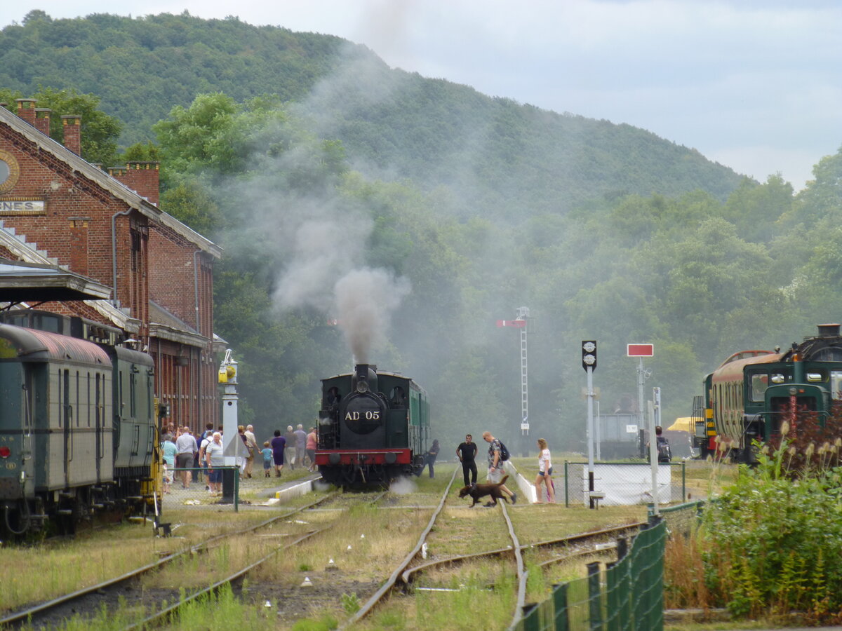 Dampf an der Endstation der Chemin de Fer à Vapeur des 3 Vallées - CFV3V. Abfahrt in Gare de Treignes