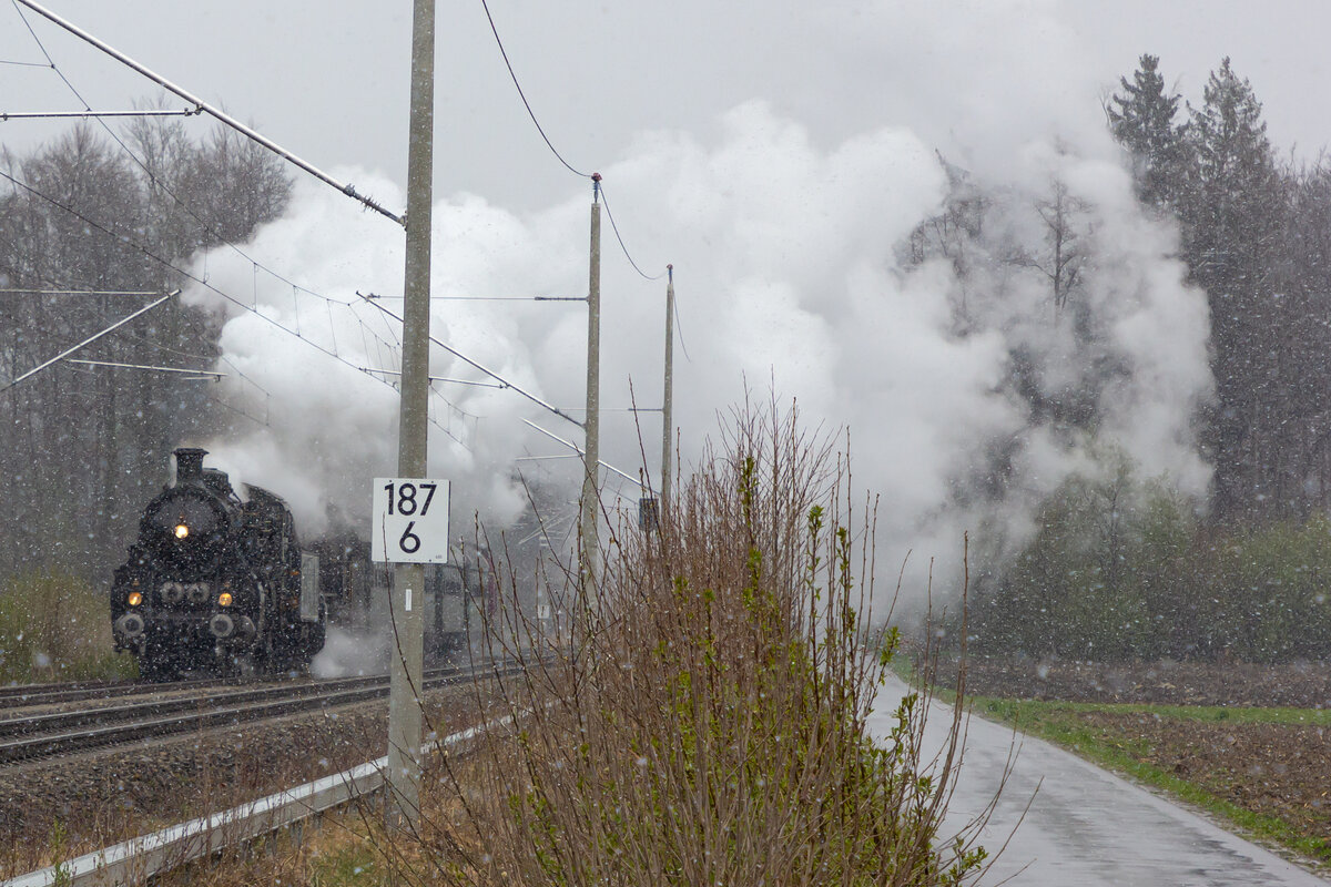 Dampf auf der Südbahn: S36 mit dem schweizerischen Elefant im Schlepp. 2.4.22
