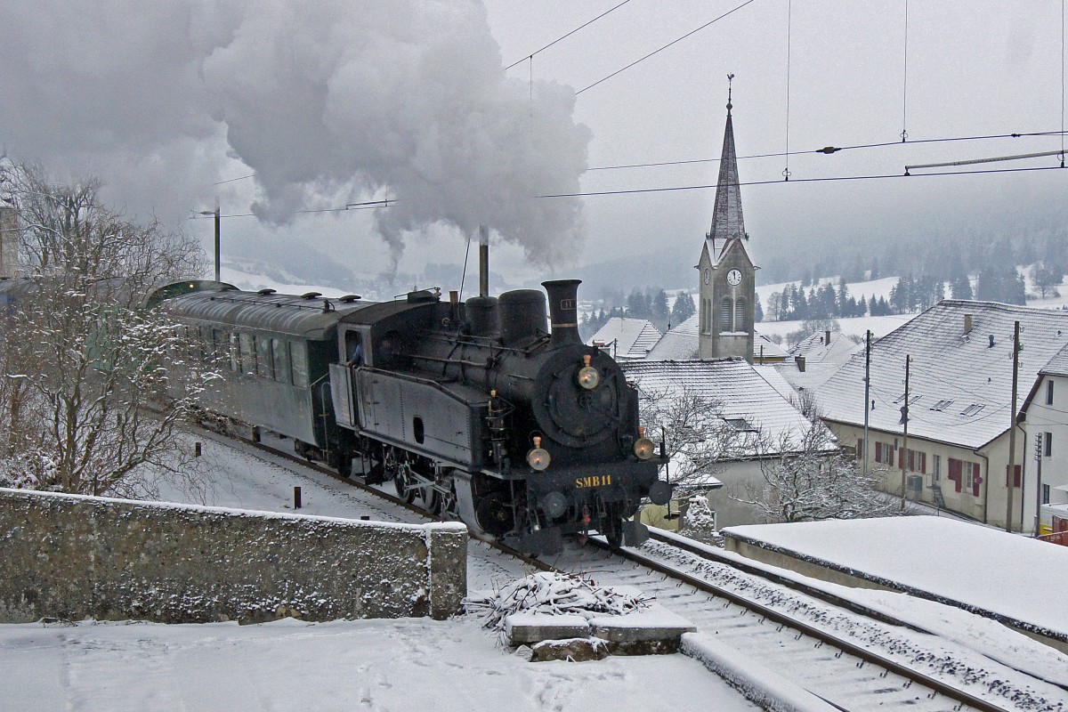 DAMPF BAHN BERN: Am 29. Januar 2012 war die Ec 4/5 11 (1911) der ehemaligen SMB mit einem Sonderzug im BERNER JURA unterwegs. Die Aufnahme mit Kirche ist in Renan entstanden. Zur Zeit steht diese Lok ausser Betrieb.
Foto: Walter Ruetsch 