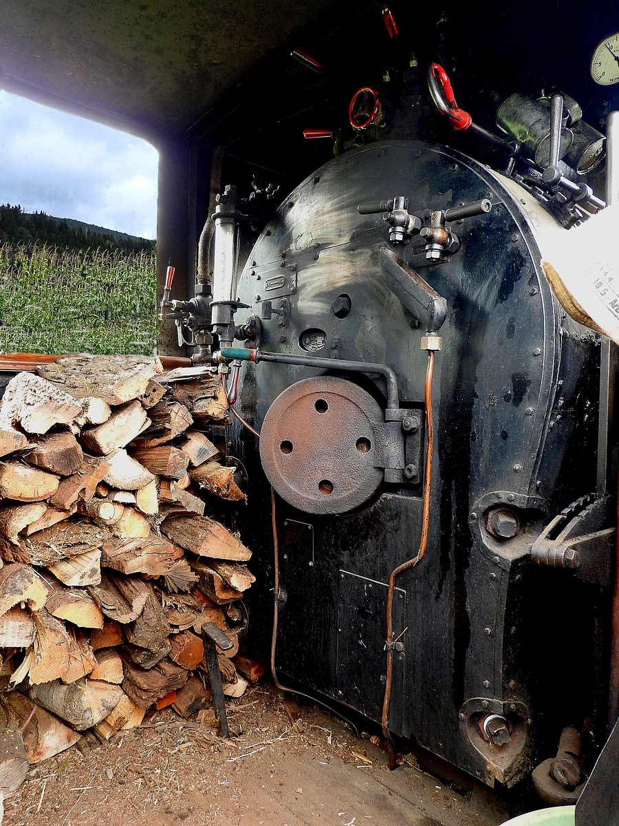  Dampf-Energiequelle  in Form von aufgestapeltem Holz liegt vor der Brennkammer von Lok13 bereit; 170903