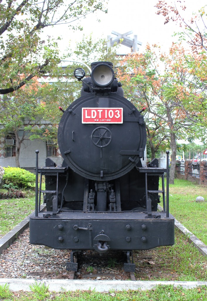 Dampf-Lokomotive Hualien Bahnhof / Taiwan
2359’29.40  N, 12136’06.39  E
Hersteller: Nishia - Japan (Nippon Sharyo)
Model: LDT 100 > EinsatzNr. LDT 103
Antriebskonfiguration: 2-8-2
Spurweite: 762 mm
Lf. KonstruktionsNr. 1064
Eigengewicht: ?
Hchstgeschwindigkeit: ?
Baujahr: 1936 > Auslieferung 1942
Lokomotive ist nicht mehr fahrtchtig