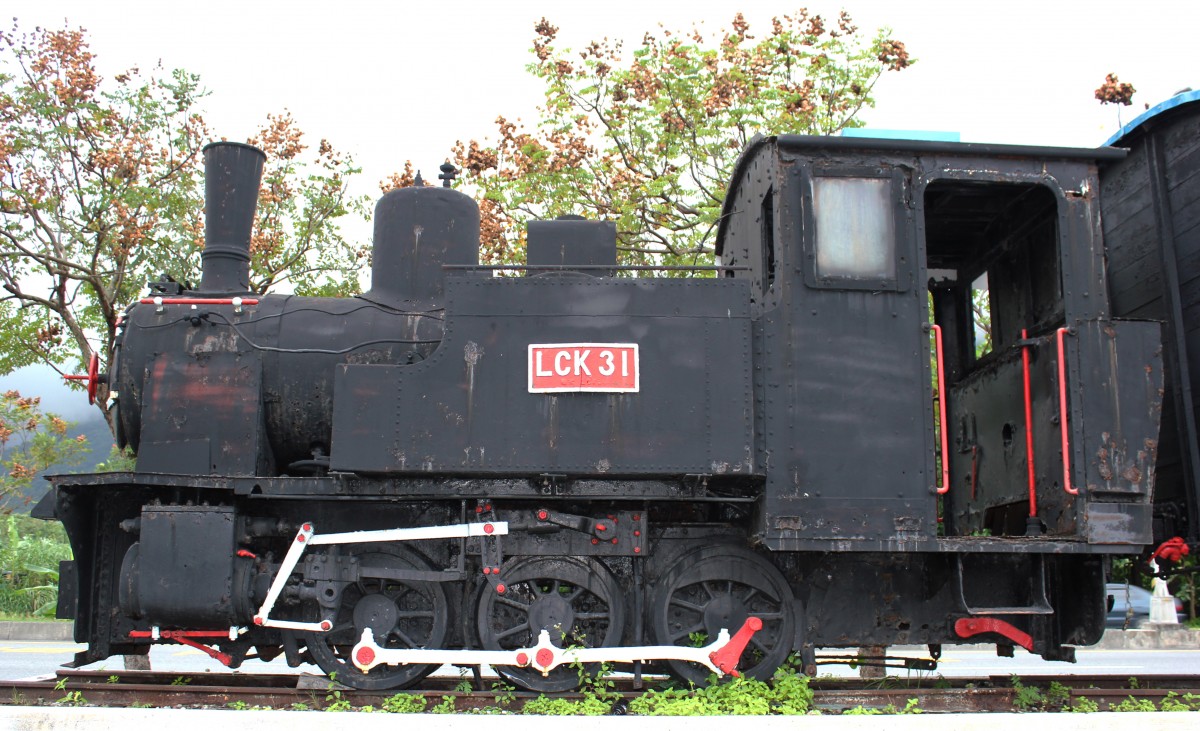 Dampf-Lokomotive Hualien Country  / Taiwan
24�03’33.67  N, 121�36’23.54  E
Hersteller: Koppel Germany
Model: LCK 30 > EinsatzNr. LCK 31
Antriebs-Konfiguration:0-6-0 + Tender
Spurweite: 762 mm
Eigengewicht: 15,4 t
H�chstgeschwindigkeit: ?
Baujahr: 1913
Traktion: 3,5 t
Platzierung der Lok, an der alten
Eisenbahntrasse. Die neue Trasse wurde n�her an den Bergen platziert, um mehr Schutz vor Flutwellen und Unwettern zu gew�hren.
Lokomotive ist nicht mehr fahrt�chtig. 