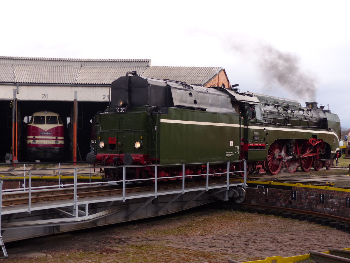 Dampf-Plus 18 201 am 09.12.2017 auf der Drehscheibe im Bw Arnstadt hist..