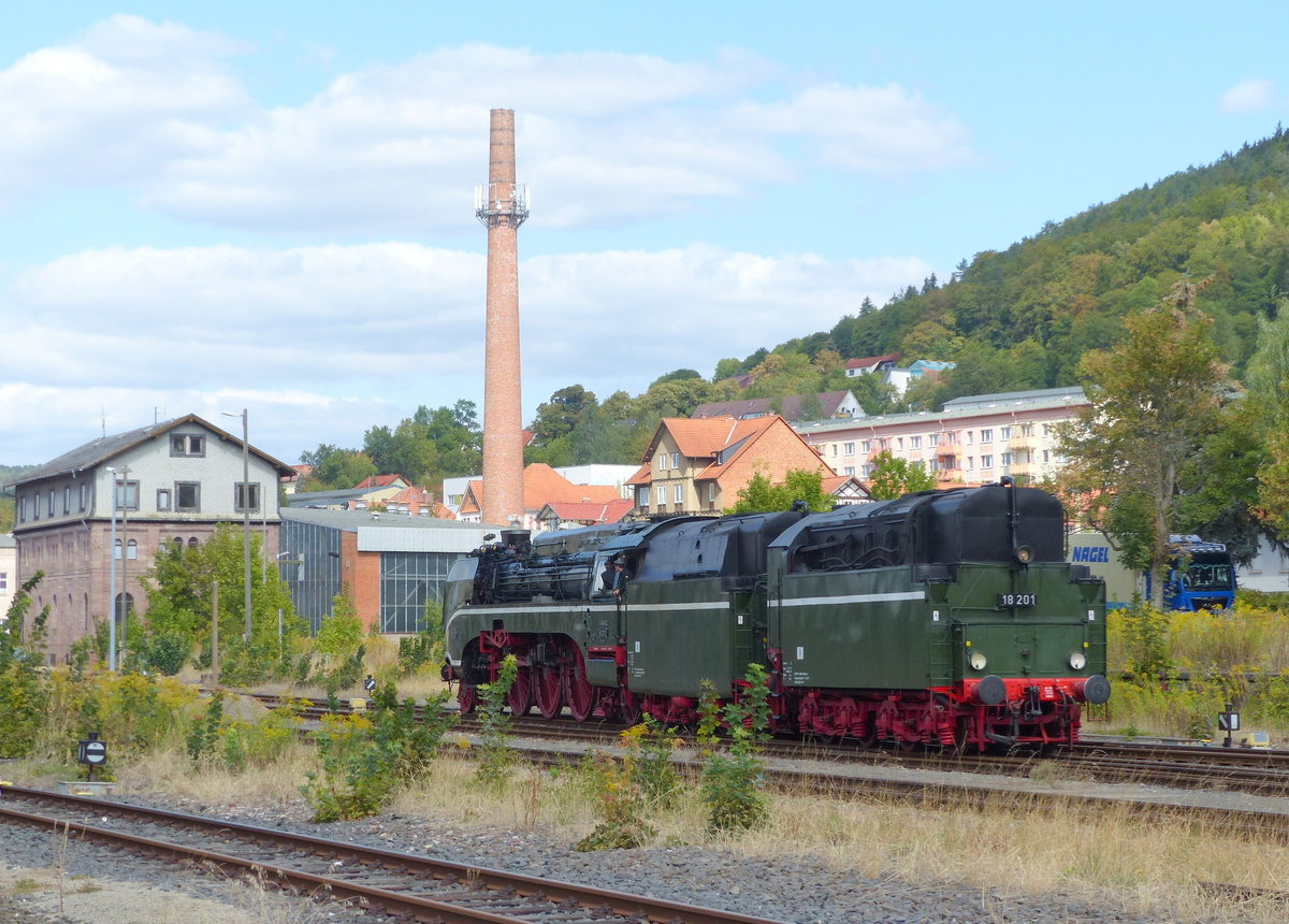 Dampf Plus 18 201 am 01.09.2018 bei den XXIV. Meininger Dampfloktagen im Bahnhof Meiningen. Sie kam zuvor mit dem DPE 20397 aus Cottbus.