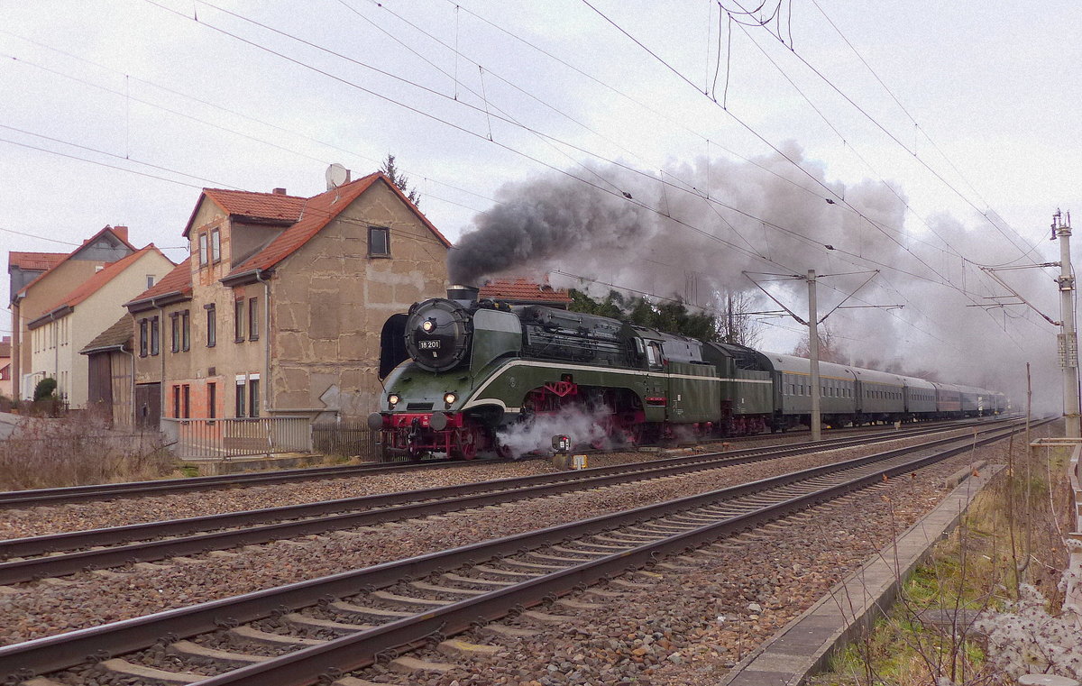 Dampf-Plus 18 201 mit dem DLr 24498 von Erfurt Pbf nach Arnstadt Hbf, am 09.12.2017 in Erfurt Bischleben.