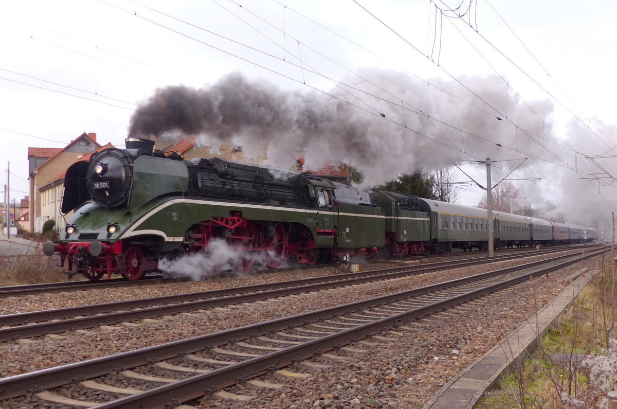 Dampf-Plus 18 201 mit dem DLr 24498 von Erfurt Pbf nach Arnstadt Hbf, am 09.12.2017 in Erfurt-Bischleben.