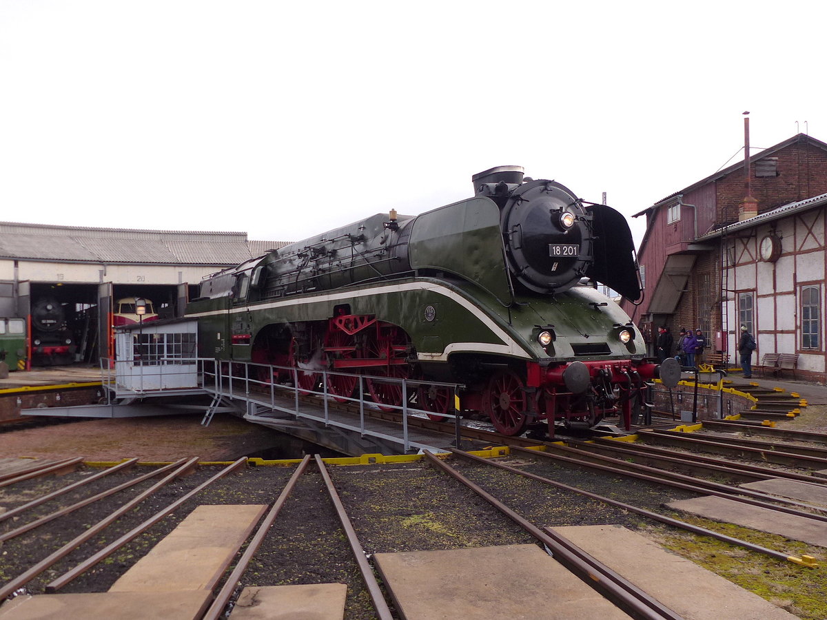 Dampf-Plus 18 201 war am 09.12.2017 zum restaurieren im Bw Arnstadt.