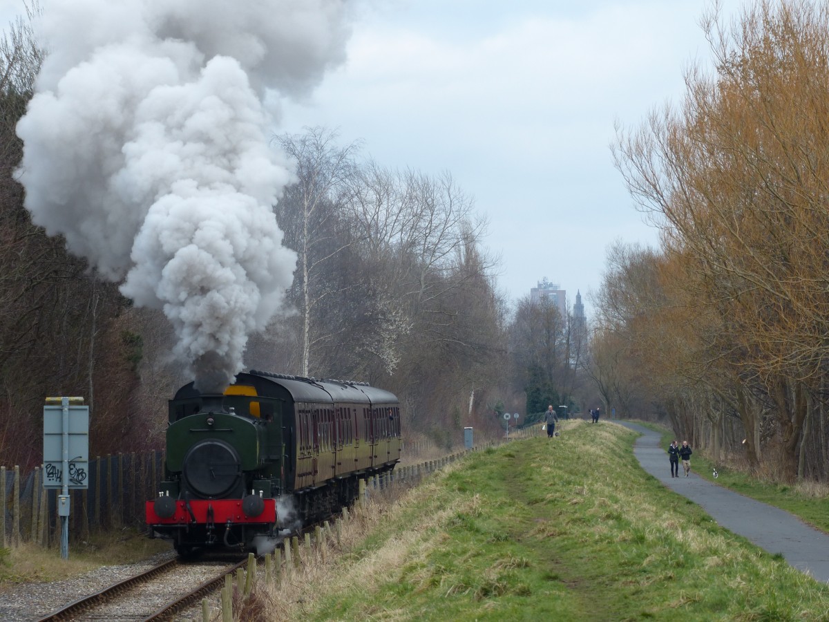 Dampf in Preston: Die Ribble Steam Railway mit ihrem Zug zum Muttertag. Die Dampflok Andrew Barclay 2261/1949 'No. 6' wurde 1949 gebaut, kam im Jahre 2000 nach Preston und wurde im Jahr 2013 umfangreich modernisiert. Nun befindet sie sich im  Plandienst , wobei dieser Zug leider nur eine kurze Stichstrecke bedient. 15.3.2015