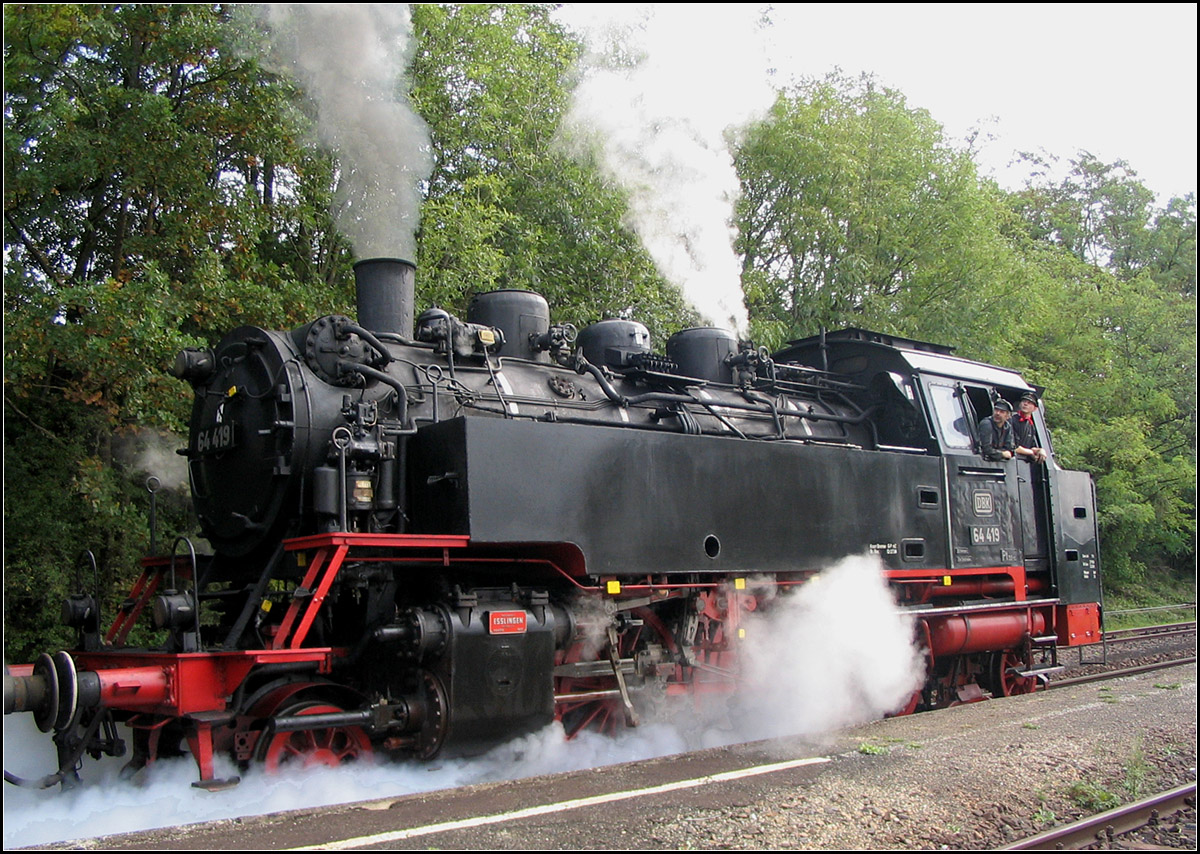 Dampf in Rot am See - 

Ein Foto aus dem Frühwerk von Jonas. 64 419 bei der Abfahrt mit einem Sonderzug in Rot am See.

03.10.2004 (J)