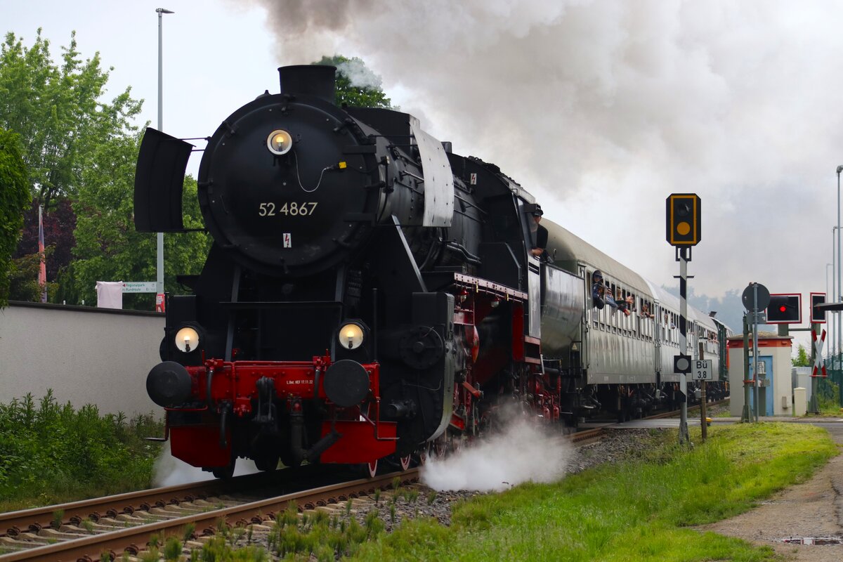 Dampf in den Taunus am 20.05.24 mit Historische Eisenbahn Frankfurt 52 4867 in Liederbach