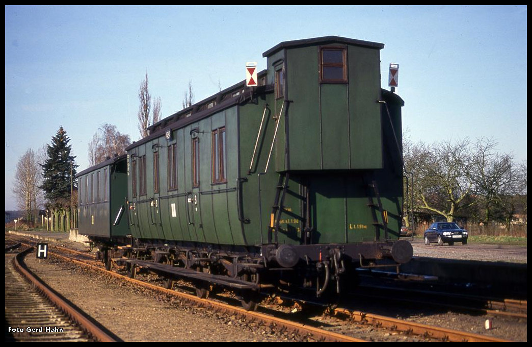 Dampf wie zu alten Zeiten in der Altmark 1994: Die Wagengarnitur des P 6852 am 10.4.1994 im Bahnhof Dähre. Ein preußischer Abteilwagen mit Bremserhaus als Schlussfahrzeug.
