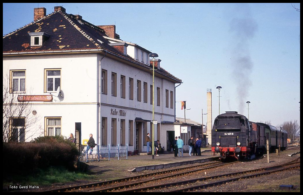 Dampf wie zu alten Zeiten am 10.4.1994 in der Altmark: 641491 steht mit dem P 6894 nach Hohenwulsch abfahrbereit am Hausbahnsteig im Bahnhof Kalbe.