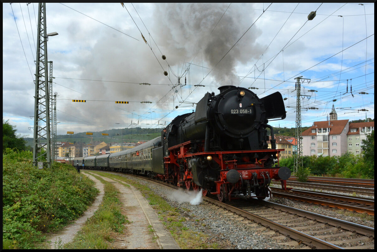 Dampf in Würzburg: Eurovapor 23 058 beschleunigt am 14.09.2024 den GleisGlück-Sonderzug (DPE 5669 Würzburg Hbf - Geroldshausen) aus dem Würzburger Hbf in Richtung Geroldshausen. Die 77 250 (österreichische 77.25) schiebt den elf Wagenzug (Fränkische Museumseisenbahn Nürnberg & 2 Silberlinge von Eurovapor) nach.