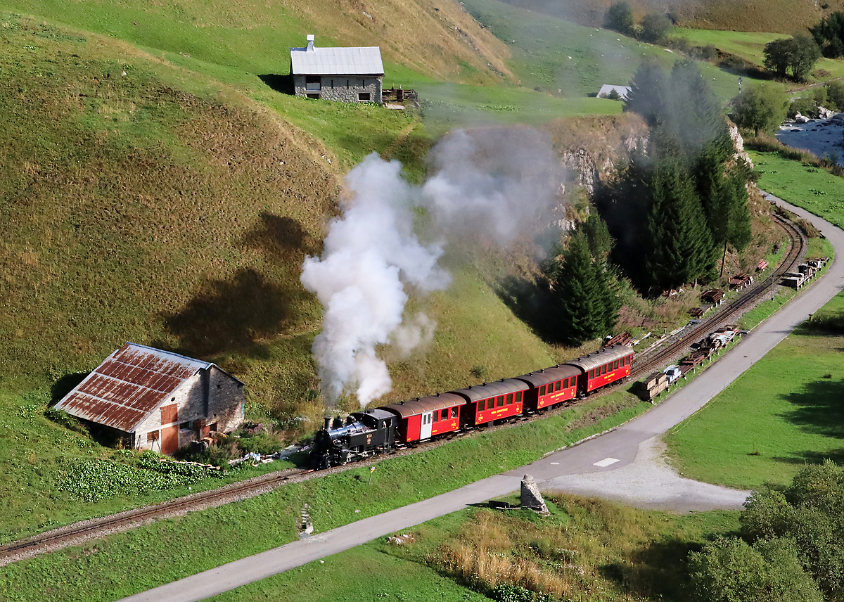 Dampfbahn-Fest (30 Jahre Wiedereröffnung der Strecke Realp - Furka sowie 40 Jahre Verein Furka-Bergstrecke VFB): Der Extrazug mit der Lok BFD 9 (Brig-Furka-Disentis) ist kurz nach der Abfahrt in Realp in den Zahnstangen-Bereich eingefahren und nimmt nun die 110 Promille-Steigung Richtung Furka in Angriff. Das Foto wurde von der anderen Talseite aus aufgenommen. Realp, 26.8.2023