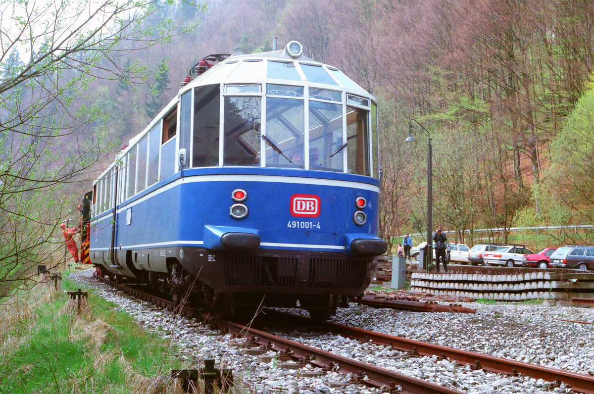 Dampfbahn Fränkische Schweiz, Am 01. Mai 1988 ahnte der  Gläserne Zug  noch nichts von seinem baldigen Ende. Heute kam er mit Diesel-Power im Rahmen einer seiner beliebten Sonderfahrten auf die Strecke der DFS.
