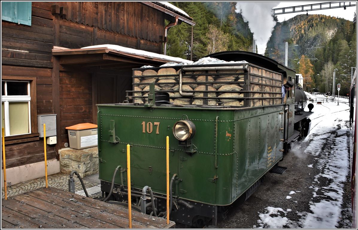 Dampfeextrazug 9822 mit der G 4/5 107  Albula  kreuzt R1821 in Wiesen. (22.11.2019)