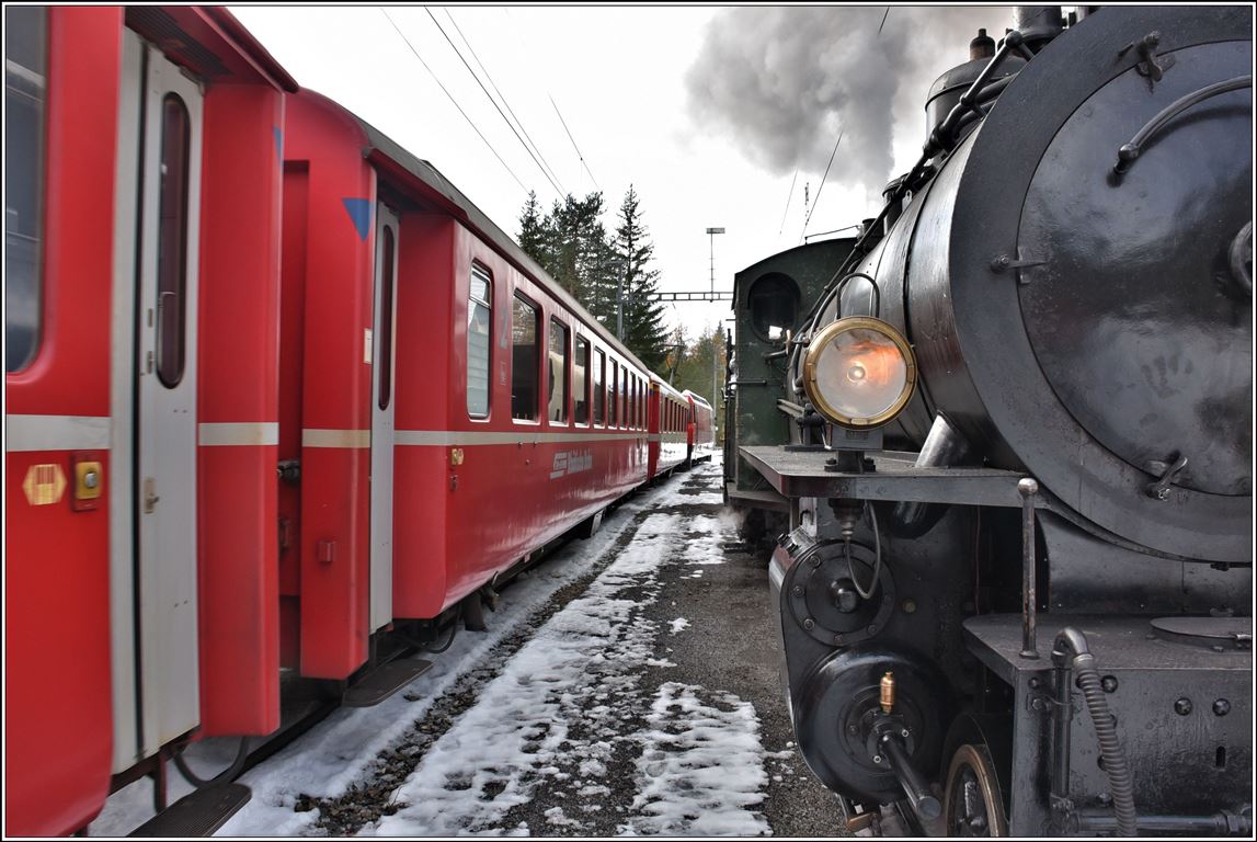 Dampfeextrazug 9822 mit der G 4/5 107  Albula  kreuzt R1821 in Wiesen. (22.11.2019)