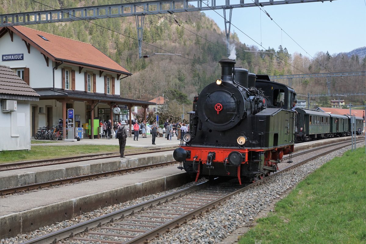 DAMPFER VAL-DE-TRAVERS/VVT.
Mit einem für die Öffentlichkeit zugänglichen Testzug wurde am 24. April 2021 die diesjährige Saison eröffnet. Im Einsatz standen die E 3/3 Krauss Maffei 16388, der B4ü 3924, der F4 18827 sowie der B4ü 3933. Befahren wurde der Streckenabschnitt St.-Sulpice NE - Noiraigue retour.
Foto: Walter Ruetsch