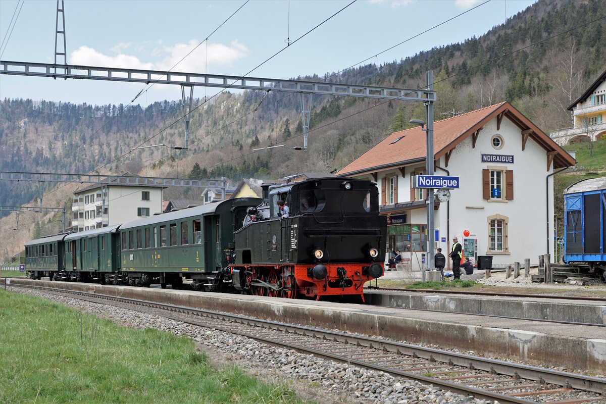 DAMPFER VAL-DE-TRAVERS/VVT.
Mit einem für die Öffentlichkeit zugänglichen Testzug wurde am 24. April 2021 die diesjährige Saison eröffnet. Im Einsatz standen die E 3/3 Krauss Maffei 16388, der B4ü 3924, der F4 18827 sowie der B4ü 3933. Befahren wurde der Streckenabschnitt St.-Sulpice NE - Noiraigue retour.
Foto: Walter Ruetsch
