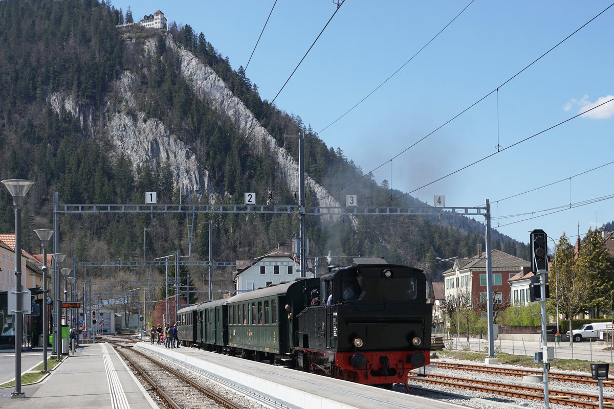 DAMPFER VAL-DE-TRAVERS/VVT.
Mit einem für die Öffentlichkeit zugänglichen Testzug wurde am 24. April 2021 die diesjährige Saison eröffnet. Im Einsatz standen die E 3/3 Krauss Maffei 16388, der B4ü 3924, der F4 18827 sowie der B4ü 3933. Befahren wurde der Streckenabschnitt St.-Sulpice NE - Noiraigue retour.
Zwischenhalt Fleurier vor imposanter Bergkulisse.
Foto: Walter Ruetsch
