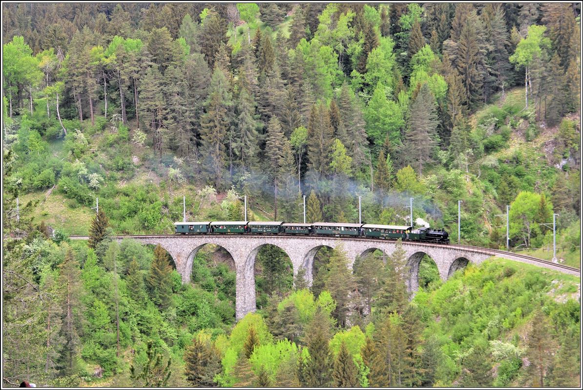 Dampfextrazug 2131 mit G 4/5 107  Albula  auf dem Schmittentobelviadukt bei Filisur. (13.05.2018)