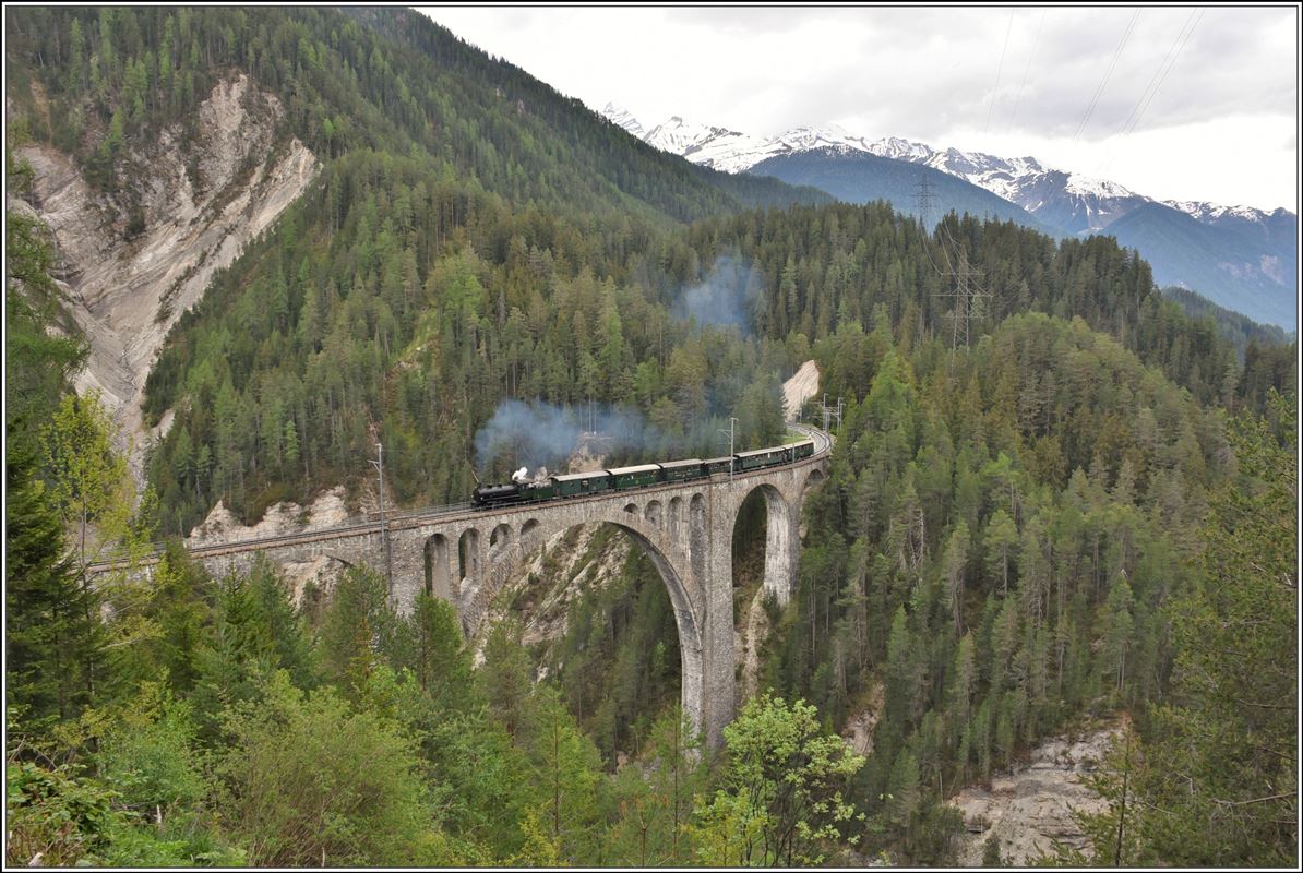 Dampfextrazug 2838 mit der G 4/5 107  Albula  auf dem Wiesner Viadukt. (13.05.2018)