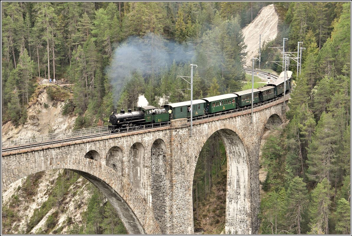 Dampfextrazug 2838 mit der G 4/5 107  Albula  auf dem Wiesner Viadukt. (13.05.2018)