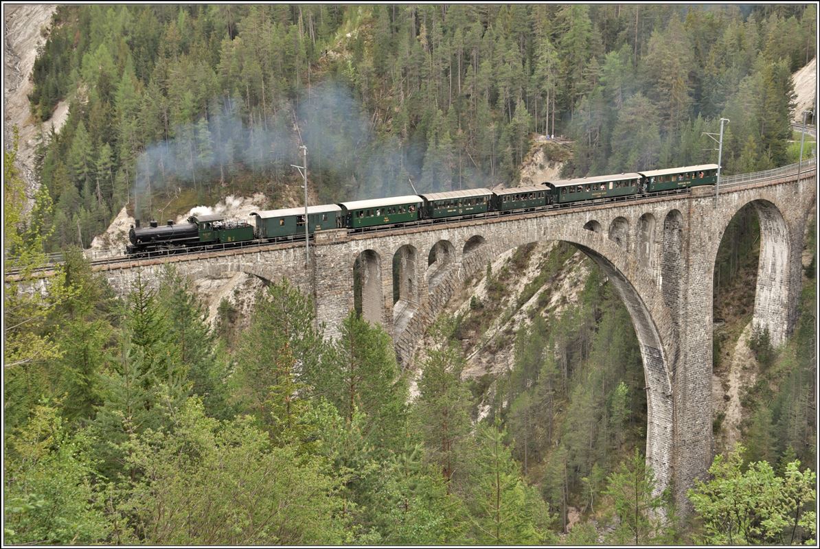Dampfextrazug 2838 mit G 4/5 107  Albula  auf dem Wiesner Viadukt. (13.05.2018)