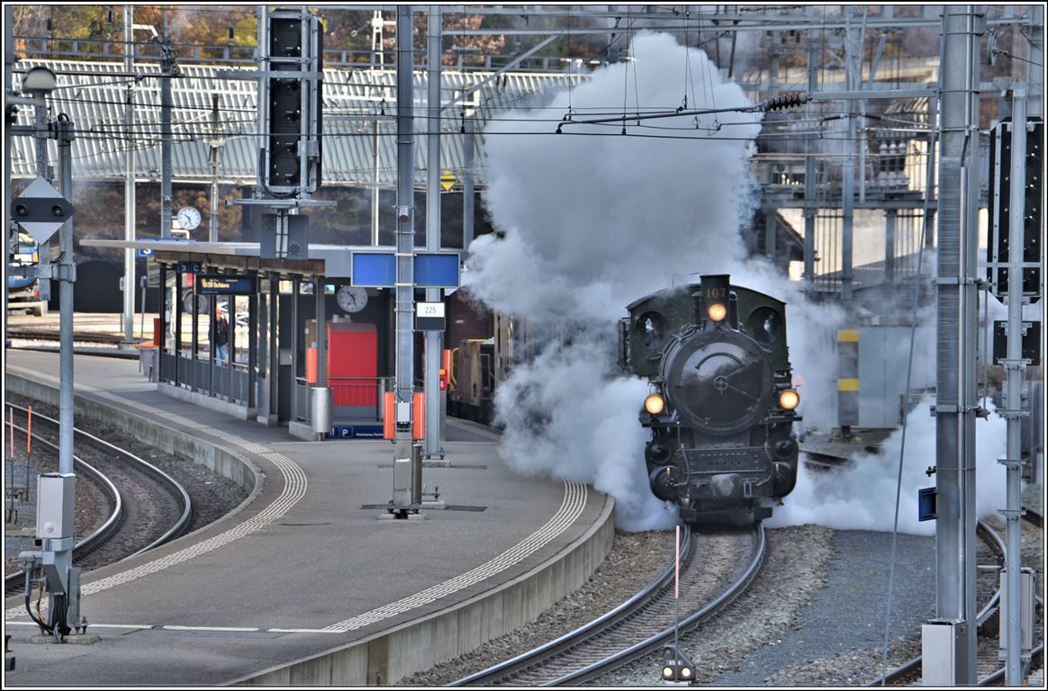 Dampfextrazug 9131 mit G 4/5 107  Albula  in Reichenau-Tamins. (21.11.2019)