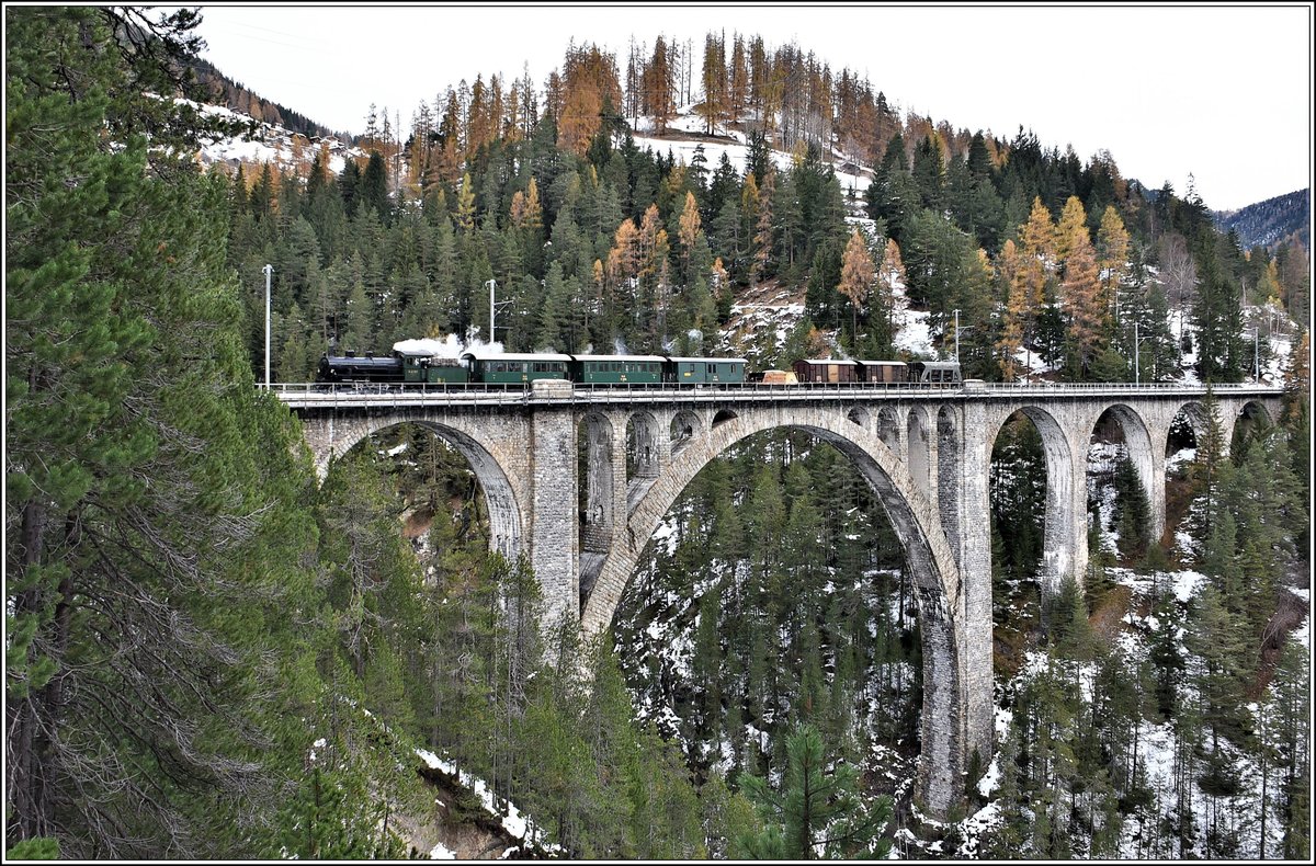 Dampfextrazug 9815 mit G 4/5 107  Albula  auf dem Wiesener Viadukt. (22.11.2019)