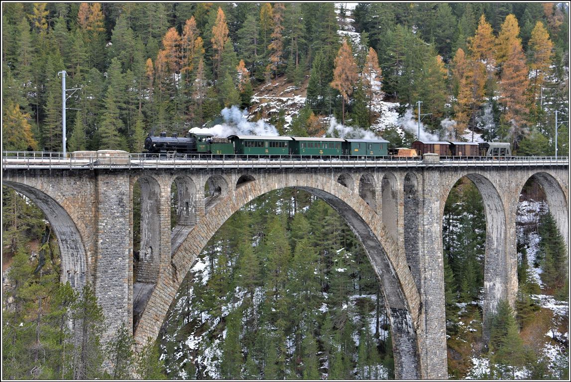 Dampfextrazug 9815 nach Filisur mit der G 4/5 107  Albula  auf dem Wiesener Viadukt. (22.11.2019)