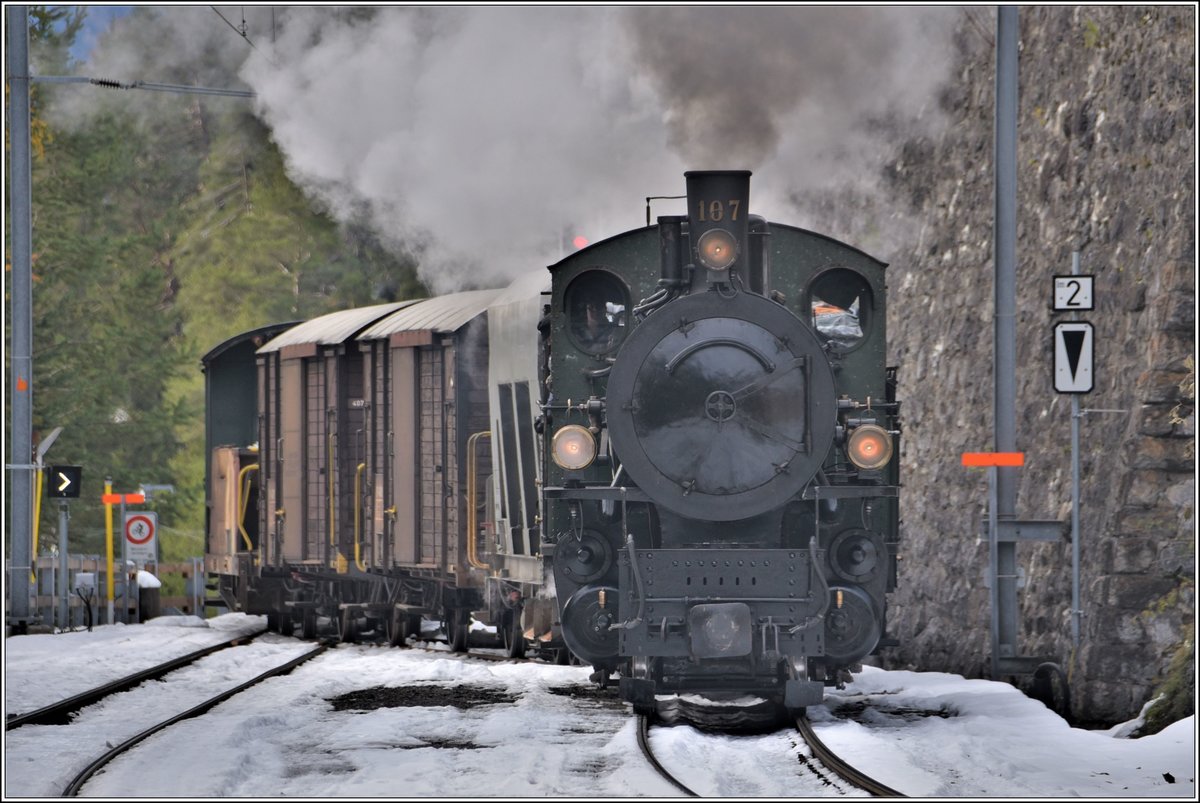Dampfextrazug 9822 nach Davos Platz fährt zur Kreuzung mit einem Regionalzug auf Gleis 1 in Wiesen ein. (22.11.2019)