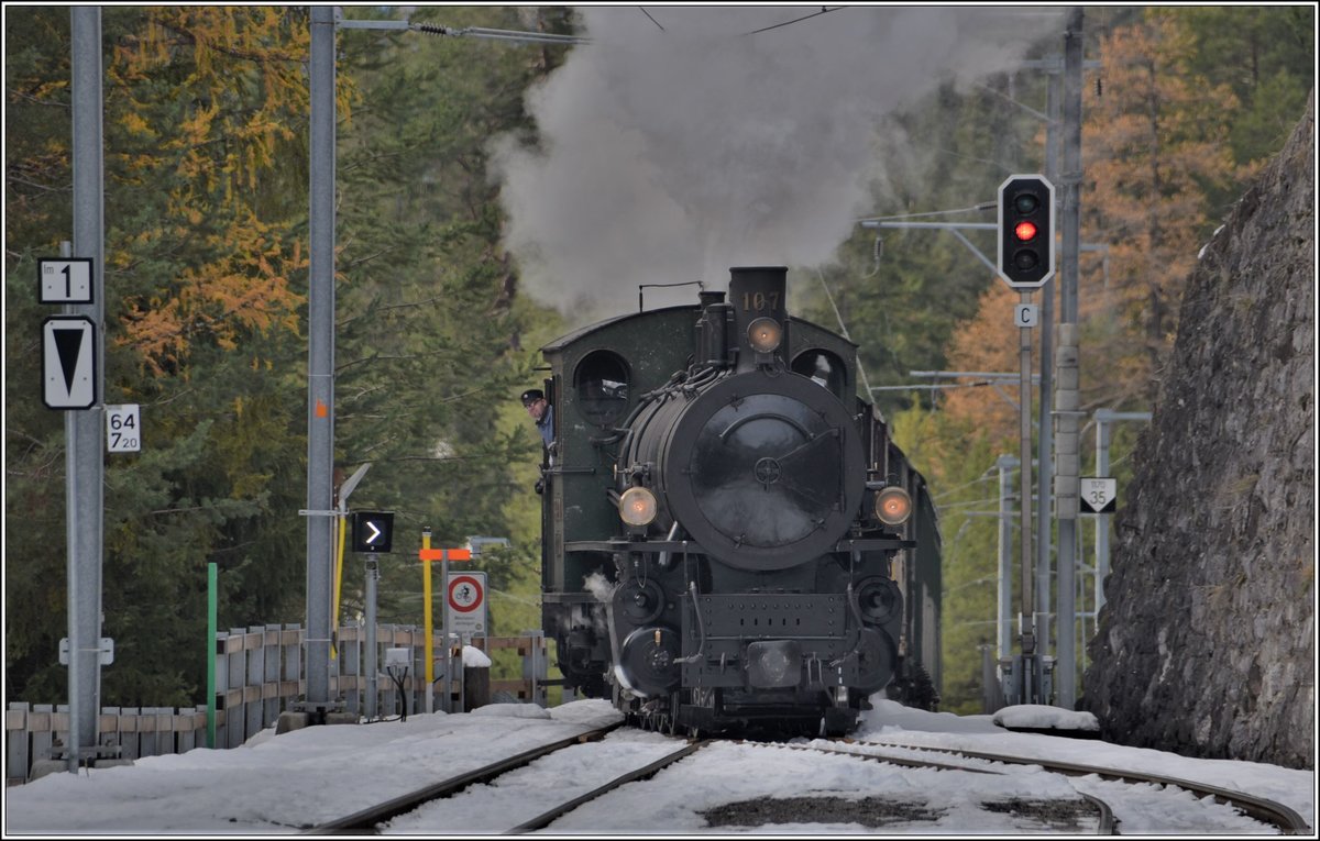 Dampfextrazug 9822 nach Davos Platz fährt zur Kreuzung mit einem Regionalzug auf Gleis 1 in Wiesen ein. (22.11.2019)