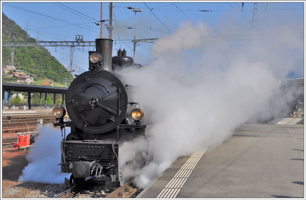Dampfextrazug (Davoser Rundfahrt) zum Muttertag mit G 4/5 107  Albula  fährt in Landquart ab. (08.05.2016)