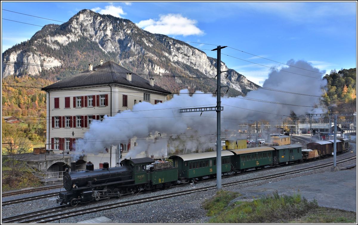 Dampfextrazug mit Lok G 4/5 107  Albula  bei der Abfahrt in Reichenau-Tamins. (21.11.2019)