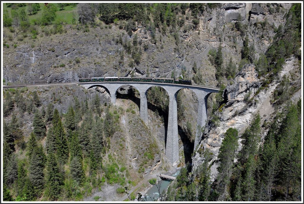 Dampfextrazug zum Muttertag. Davoser Rundfahrt mit der G 4/5 107  Albula . Auf dem Landwasser-Viadukt. (10.05.2015)
