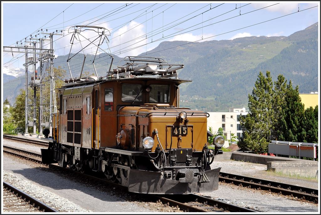 Dampfextrazug zum Muttertag. Davoser Rundfahrt mit der G 4/5 107  Albula .Von Thusis nach Tiefencastel und von Filisur nach Davos Platz leistet die Ge 6/6 I 415 Vorspanndienst. In Thusis. (10.05.2015)