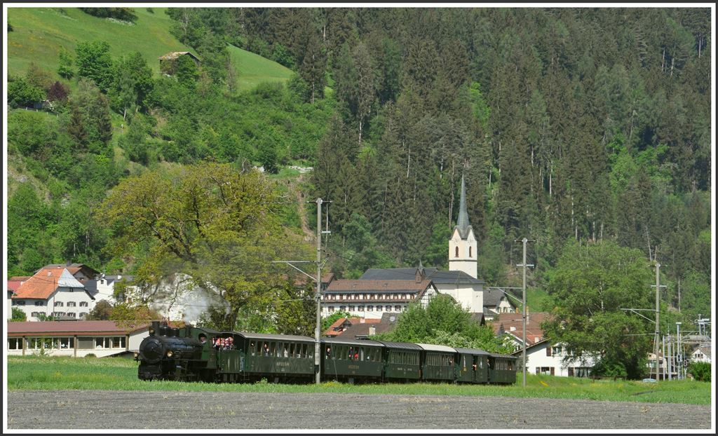 Dampfextrazug zum Muttertag. Davoser Rundfahrt mit der G 4/5 107  Albula . Bei Cazis. (10.05.2015)