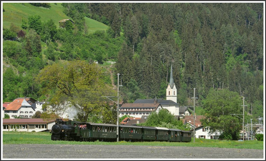 Dampfextrazug zum Muttertag. Davoser Rundfahrt mit der G 4/5 107  Albula . Bei Cazis. (10.05.2015)