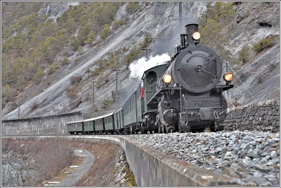 Dampffahrt Surselva 2020. Dampfextrazug 2764 mit G 4/5 107  Albula  auf der Rückfahrt von Disentis bei Trin. (16.02.2020)
