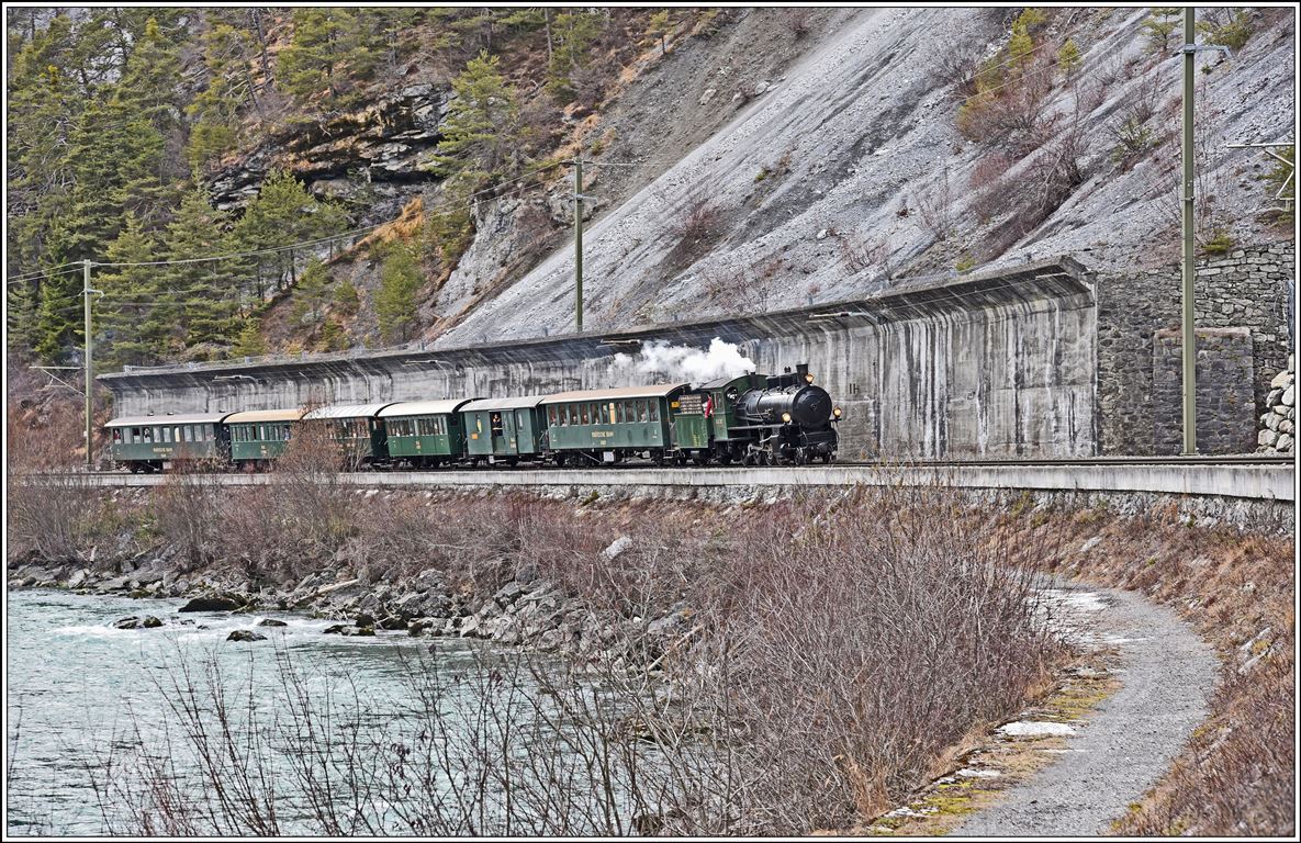 Dampffahrt Surselva 2020. Dampfextrazug 2764 mit G 4/5 107  Albula  auf der Rückfahrt von Disentis bei Trin. (16.02.2020)