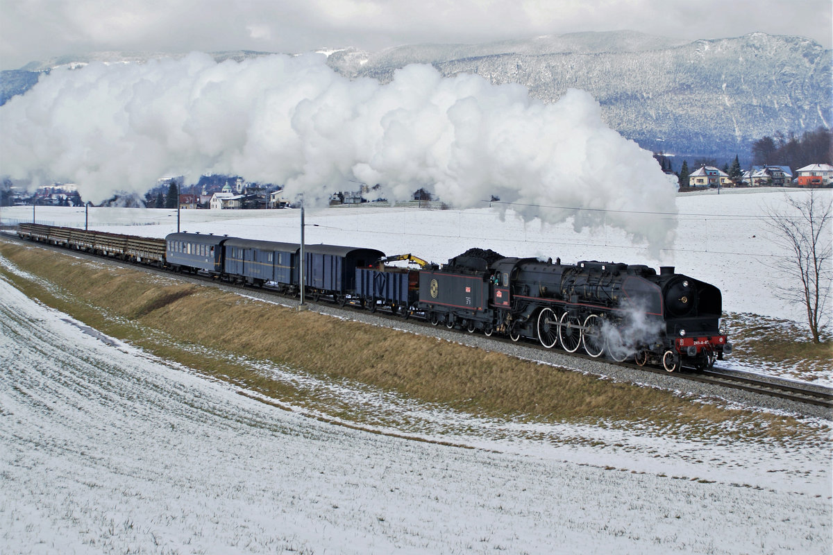 Dampfgüterzüge in der Schweiz auf schmaler und normaler Spur
stellen eher eine Seltenheit dar.
In den Jahren 1986 und 2009 ist es mir gelungen solche Züge zu fotografieren.
Zur Zeit befinden sich beide Raritäten gemäss ID 1136943, 1136942, 1136941 und 1136940, 1136939, 1136938 in einem nicht betriebstüchtigen Zustand.
Dampfgüterzug mit der 241-A-65, ehemals französische Ostbahn (Chemin de Fer de l'Est) auf voller Fahrt zwischen Solothurn und Biberist am 13. Februar 2009.
Foto: Walter Ruetsch