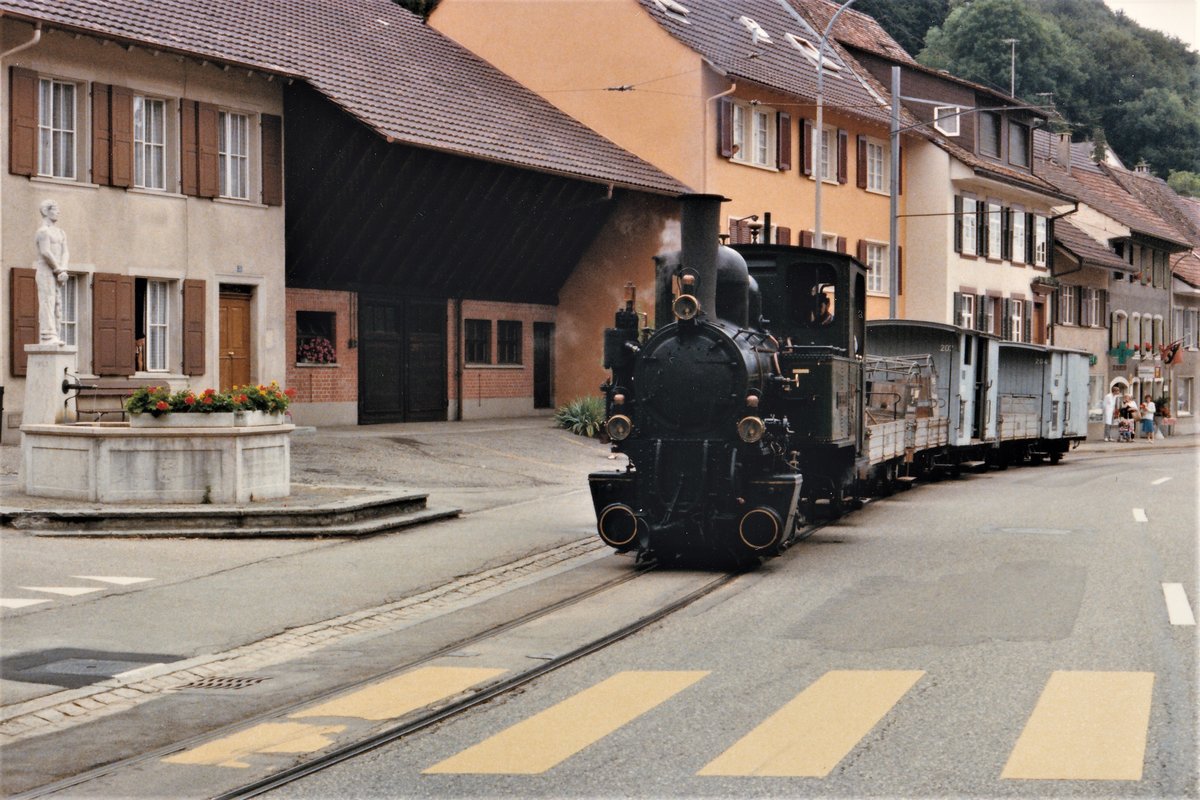 Dampfgüterzüge in der Schweiz auf schmaler und normaler Spur
stellen eher eine Seltenheit dar.
In den Jahren 1986 und 2009 ist es mir gelungen solche Züge zu fotografieren.
Zur Zeit befinden sich beide Raritäten gemäss ID 1136943, 1136942, 1136941 und 1136940, 1136939, 1136938 in einem nicht betriebstüchtigen Zustand.
Was es nie mehr geben wird da bereits Geschichte.
Dampfgüterzug auf der Waldenburgerbahn/WB mit der G 3/3 5  G.Thommen  unterwegs zwischen Waldenburg und Liestal im Jahre 1986.
Walter Ruetsch 