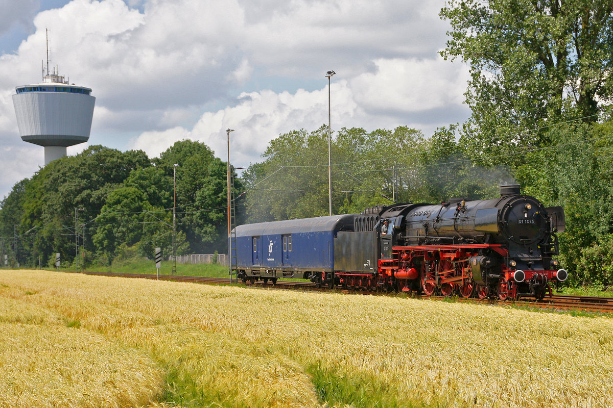 Dampflok 01 1075 mit Wasserwagen am 21.06.2019 in Dülken am Wasserturm.