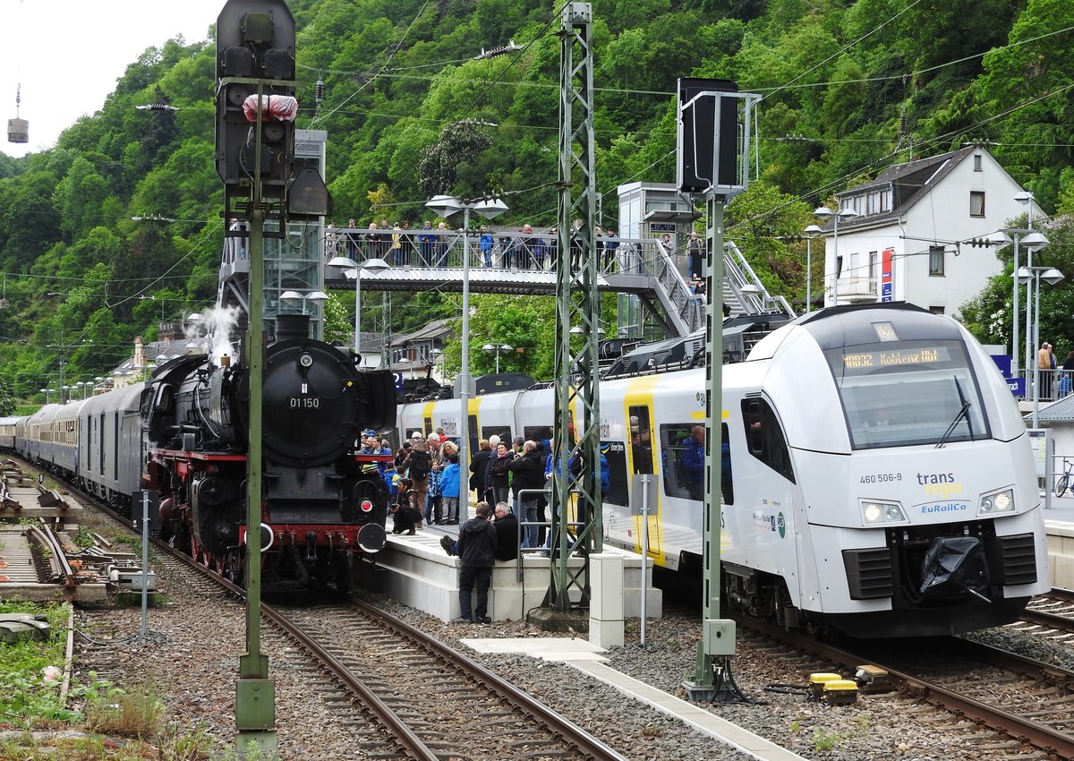 DAMPFLOK 01 150 NEBEN TRANSREGIO-
WEM gilt wohl das Interesse der Zuschauer??-nicht dem modernen Transregio-Triebzug
der EURAILCO,sondern natürlich Schnellzug-Dampflok 01 150,mit dem
RHEINGOLD-Zug auf romantischer Mittelrhein-Fahrt am 15.5.2016
im Bahnhof BACHARACH....
