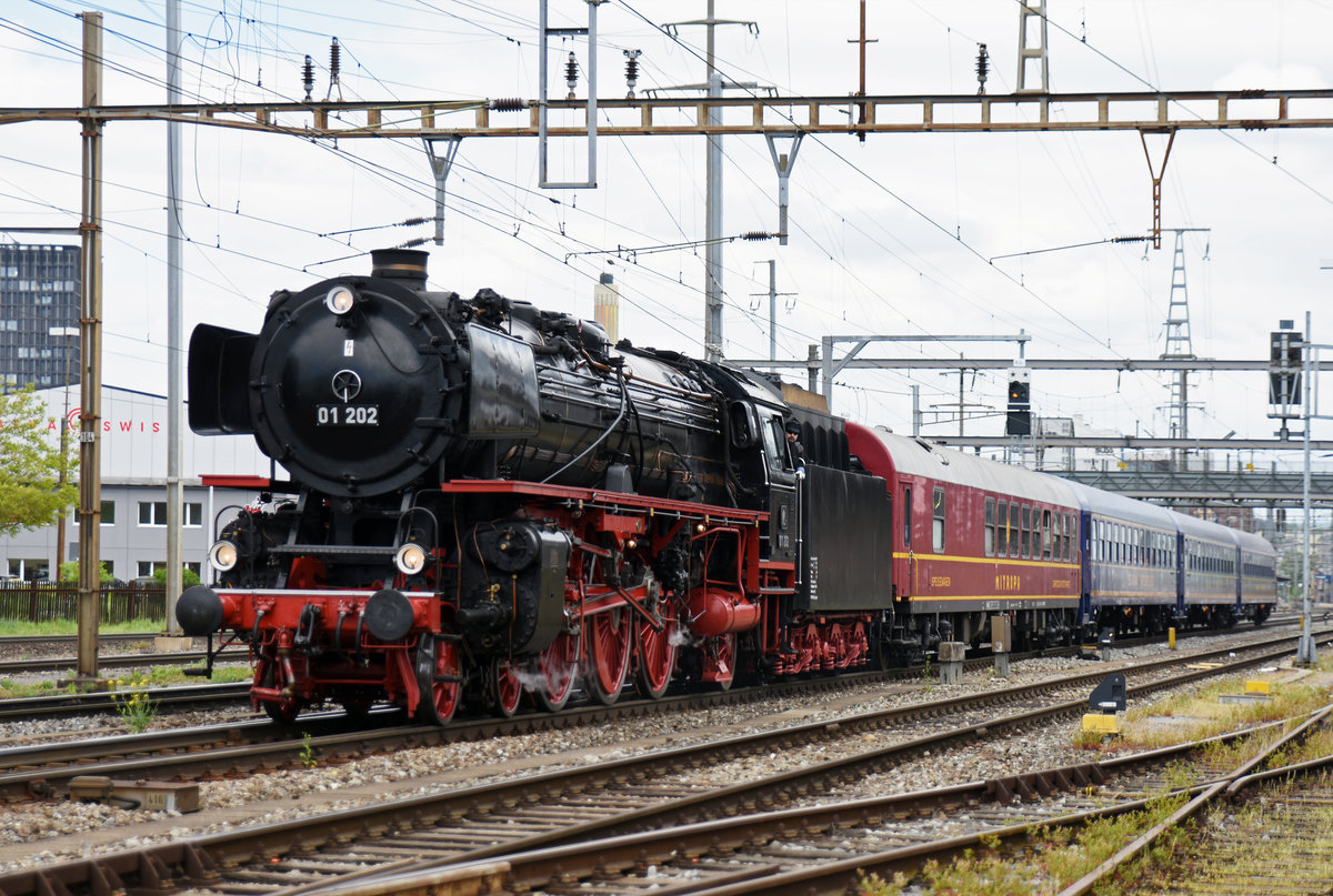 Dampflok 01 202 aus dem Jahre 1937 durchfährt den Bahnhof Pratteln. Die Aufnahme stammt vom 26.04.2018.